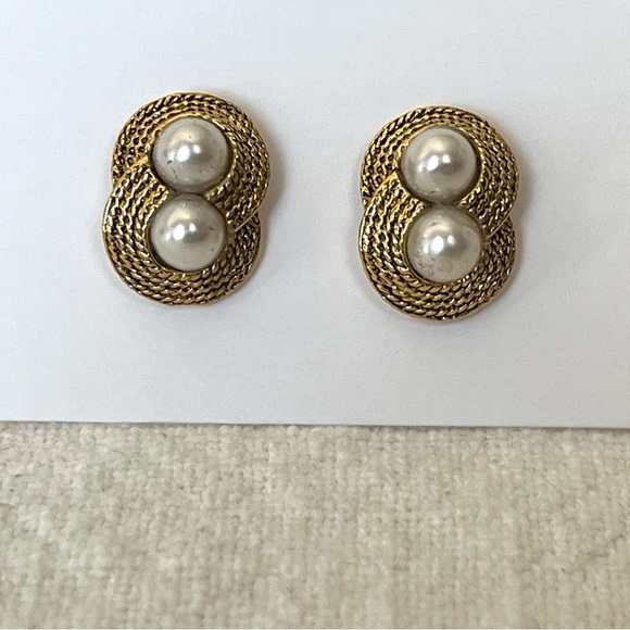 Vintage 80’s 90’s Gold Tone and Faux Pearl Earrings - Picture 4 of 4